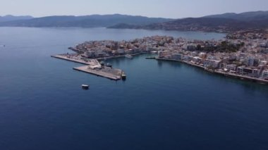 Girit Adası, Yunanistan. Voulismeni Gölü ve Agios Nicholas kasabası manzarası. Hava videosu