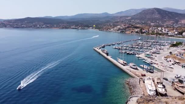 Parasailing, Parasailing Behind a Boat. Muž přeletí nad mořem na padáku přivázaném lanem k lodi na pozadí hor — Stock video