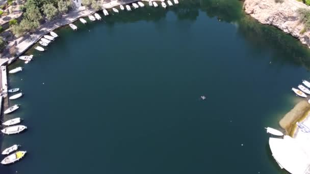 Isla de Creta, Grecia. Vista superior del lago Voulismeni y la ciudad de Agios Nicholas. Vídeo aéreo — Vídeos de Stock