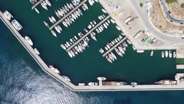 Isla de Creta, Grecia. Vista superior del lago Voulismeni y la ciudad de Agios Nicholas. Vídeo aéreo — Vídeos de Stock