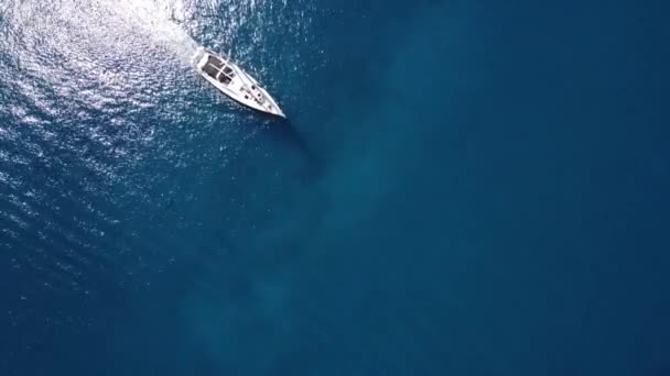 Parasailing, Parasailing Behind a Boat. L'uomo vola sopra il mare su un paracadute legato una corda alla barca sullo sfondo delle montagne — Video Stock