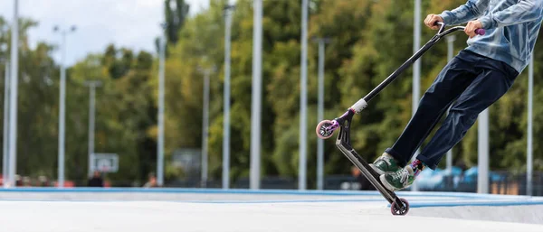 Kind gaan vanuit de lucht met zijn scooter — Stockfoto