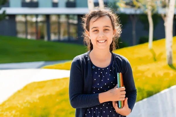 Succes concept. Blij schoolmeisje houden leerboeken. — Stockfoto