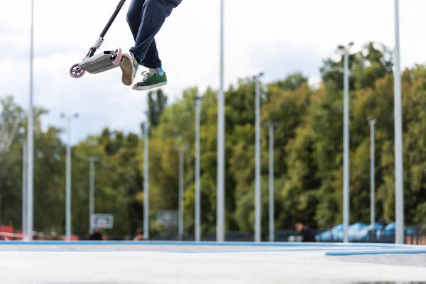 Jongen springen met zijn scooter, scooter stunt. — Stockfoto