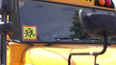 Sarı ikonik okul otobüsü. Çocuk taşımacılığının güvenliği için trafik ışıkları. Banliyödeki çocuklar için toplu yolcu taşımacılığı.
