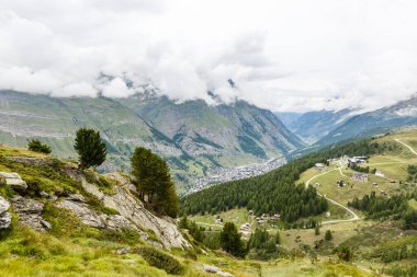 bulutlu panorama dağları, İsviçre