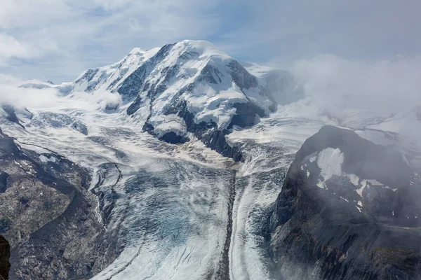 Panorama stratului de nori din vârful muntelui deasupra alpilor elvețieni — Fotografie, imagine de stoc