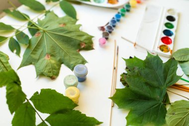 Suluboya resimler sonbahar ile not bırakır. Çalışma alanı'nı sanatçı görünümünü.