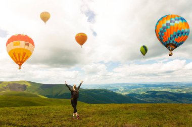 Sıcak hava balonuyla orman dağının üzerinde gün batımı