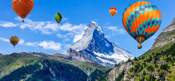 Solnedgång över skog berg med varmluft ballong — Stockfoto