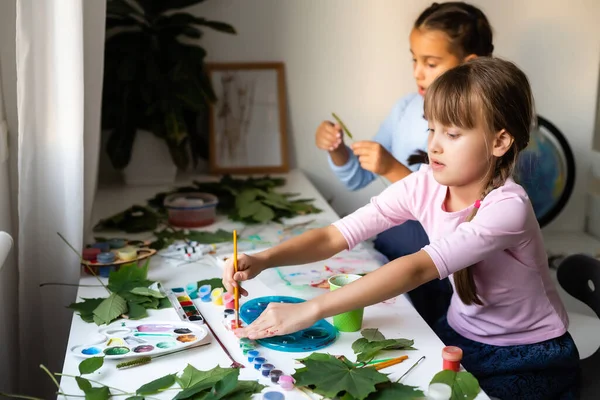 Çocuklar için sonbahar sanatı. Akçaağaç yaprağından yapılmış hayvan tilkisi. Çocuk sanatı ve yaratıcı. Doğal malzemelerden yapılmış el işi. Kızlar boyayla resim yapar.. — Stok fotoğraf