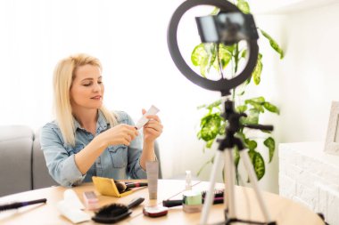 Kadın Vlogger Evde Kayıt Yayını