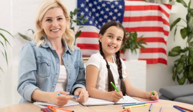 Genç kız öğretmeniyle İngilizce öğreniyor.