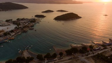 Adriyatik kıyısında dağlarla kaplı tipik bir Arnavut manzarası. Arnavutluk, Avrupa 'da güneşli bir sabah. Seyahat konsepti arka planı.