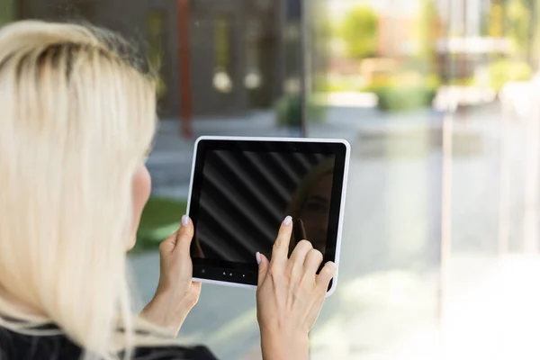 Πορτρέτο μιας επιτυχημένης γυναίκας που χρησιμοποιεί ψηφιακό tablet κατά τη διάρκεια γρήγορου διαλείμματος μπροστά σε ένα εταιρικό κτίριο. — Φωτογραφία Αρχείου