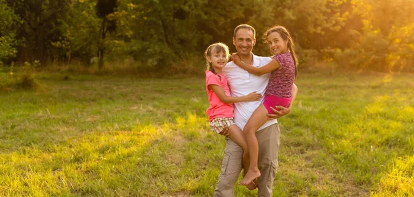 Fiatal apa fogta a lányát, a mező — Stock Fotó