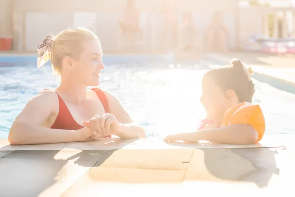 Glückliche Mutter und Tochter im Schwimmbad im Freizeitzentrum — Stockfoto