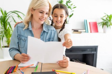 Anne kızı evde birlikte okuyor.