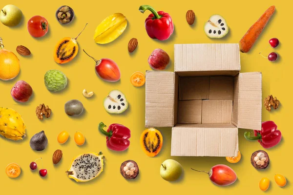 Frutas saudáveis saborosas frescas, legumes, caixa vazia, conjunto de coleta, isolado em um fundo amarelo — Fotografia de Stock