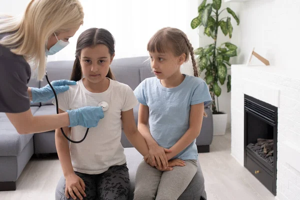 Liten flicka på läkarna - pediatrisk kontroll — Stockfoto