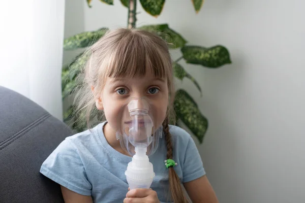 Menina doente faz inalação sobre fundo cinza com espaço de cópia. Menina fazendo inalação com nebulizador em casa. criança asma inalador inalador nebulizador vapor tosse doente — Fotografia de Stock