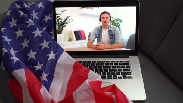 Laptop com vídeo conferência homem e apresentação, bandeira dos EUA — Vídeo de Stock