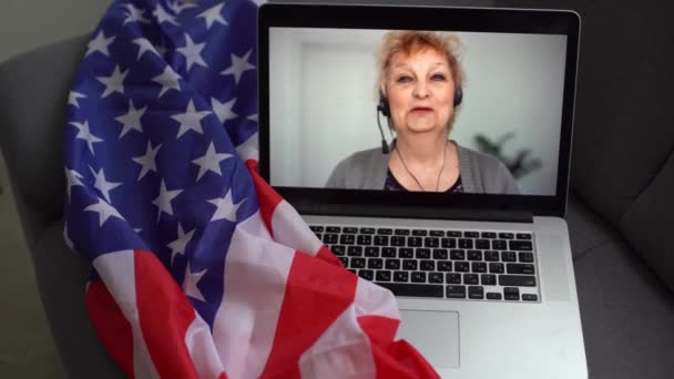 Laptop mit Videokonferenz und Präsentation, USA-Flagge — Stockvideo
