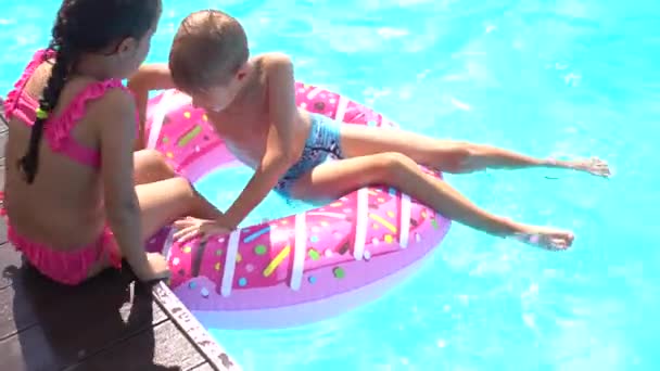 Szczęśliwi przyjaciele skaczący do basenu na wakacjach — Wideo stockowe
