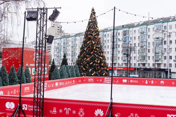 Kiev, Ucrânia - 13 de janeiro de 2021: Pista de patinação de rua na feira de Natal. Férias de Natal no Palácio Ucrânia — Fotografia de Stock