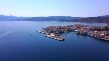 Agios Nikolaos 'un sabah manzarası. Yunanistan 'ın Girit adasının pitoresk bir kasabası. Resim