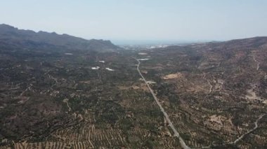 Yunanistan 'ın Girit kentindeki hava manzaralı çayır dağları manzarası.