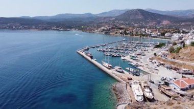Girit Adası, Yunanistan. Voulismeni Gölü ve Agios Nicholas kasabası manzarası. Hava videosu