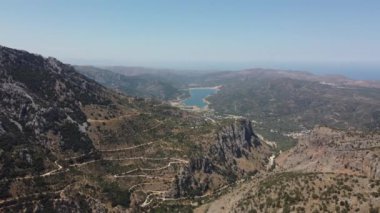 Girit 'te Deniz, Dağ, Zeytin Ağaçları ve Evlerle Havadan Gelen Yunan manzarası. Yaz Tatil ve Turizm Merkezi.