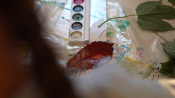 Two schoolgirls paint the leaves — Stock Video