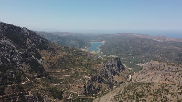 Girit 'te Deniz, Dağ, Zeytin Ağaçları ve Evlerle Havadan Gelen Yunan manzarası. Yaz Tatil ve Turizm Merkezi. — Stok video