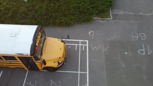 Autobús escolar amarillo en la calle — Vídeo de stock
