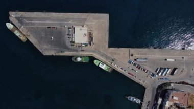 Agios Nikolaos 'un sabah manzarası. Yunanistan 'ın Girit adasının pitoresk bir kasabası. Resim