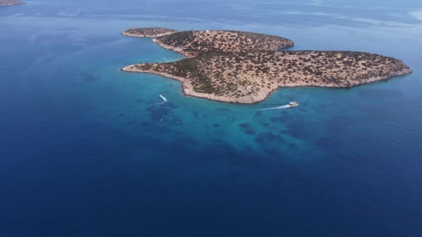 Vue sur l'île de mer calme. Voici des lépreux isolés, humains Crète, Grèce. — Video