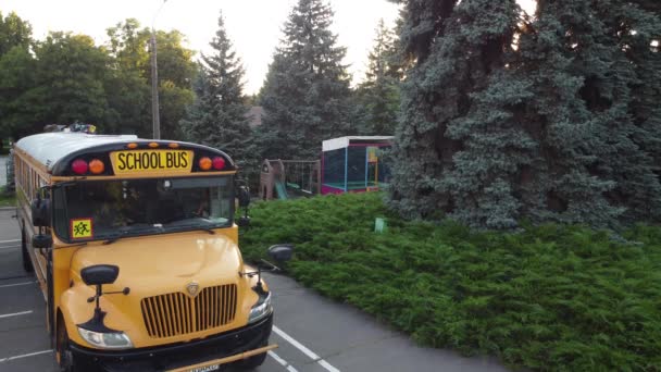 Autobús escolar amarillo en la calle — Vídeos de Stock