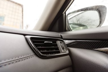 Modern bir arabanın dikiz aynası.