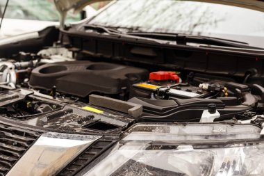 Servis kaputu açık bir araba.