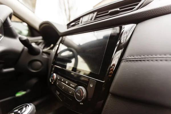 Interior de carro moderno com painel e multimídia — Fotografia de Stock
