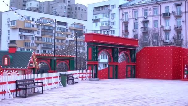 Kiev, Ucrania - 13 de enero de 2021: Pista de patinaje callejero en la feria de Navidad. Vacaciones de Navidad en el Palacio Ucrania — Vídeos de Stock