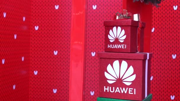 Kiev, Ucrania - 13 de enero de 2021: Cierre la caja de regalo de Navidad con el logotipo de Huawei en la feria de Navidad. Vacaciones de Navidad en el Palacio Ucrania. — Vídeo de stock