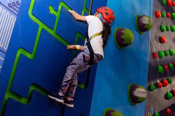 Menina ascendendo no ginásio de escalada — Fotografia de Stock
