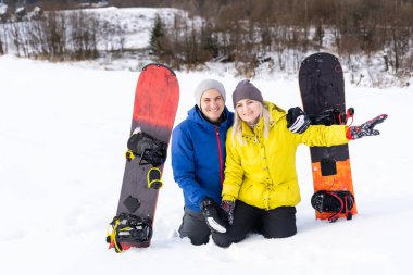 Kışın snowboard yapan bir aile.