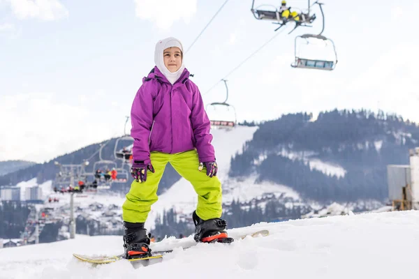 Sorridente menina feliz com snowboard no inverno ao ar livre — Fotografia de Stock