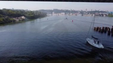 Kuru bir kargo gemisi Dinyeper Nehri 'nde boş bir mavnayı itiyor. Kirli su. İnsansız hava aracının görüntüsü. Ukrayna nakliyesi.
