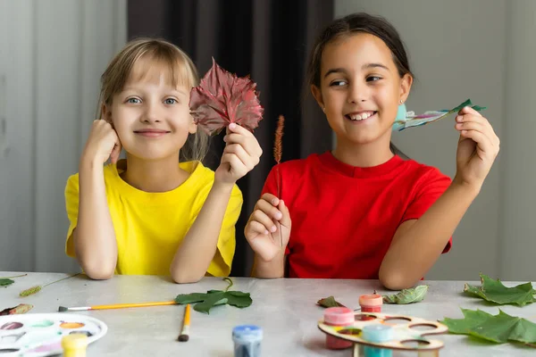 Niño pintando hojas de otoño en casa — Foto de Stock