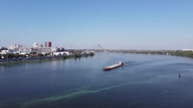 Kuru bir kargo gemisi Dinyeper Nehri 'nde boş bir mavnayı itiyor. Kirli su. İnsansız hava aracının görüntüsü. Ukrayna nakliyesi.
